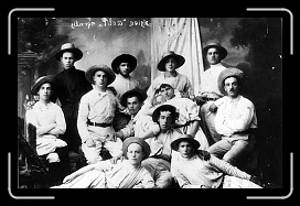 E-Hechalutz Group * 1756 x 1137 * (400KB)